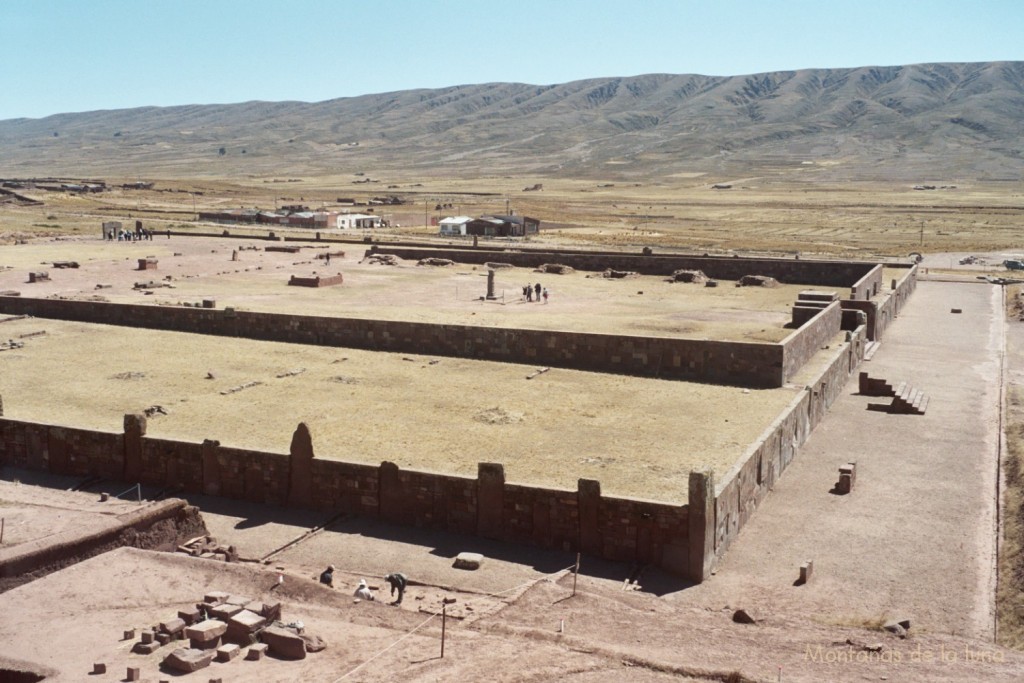 Desde el Templo Akapana, abajo Kalasasaya