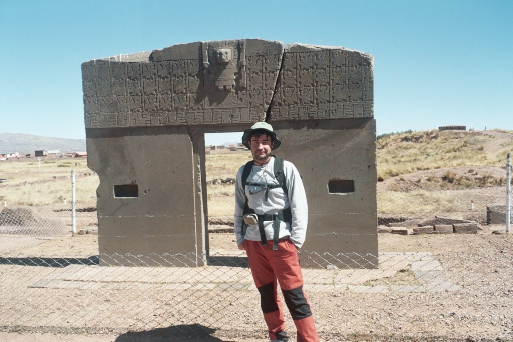 Joaquín junto a la Puerta del Sol