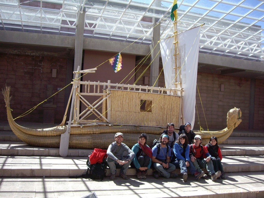 Totora en el museo de Tiwanako. Arriba Joaquín y Javi, abajo de izquierda a derecha: Edu, Carmen, Jesús, Gemma, Ballester y Zaida