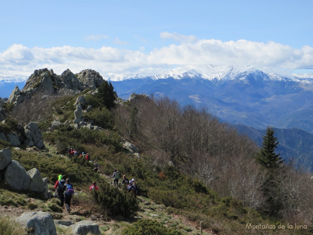 Camino hacia el oeste desde la cima de El Moixer, al fondo el Canigó