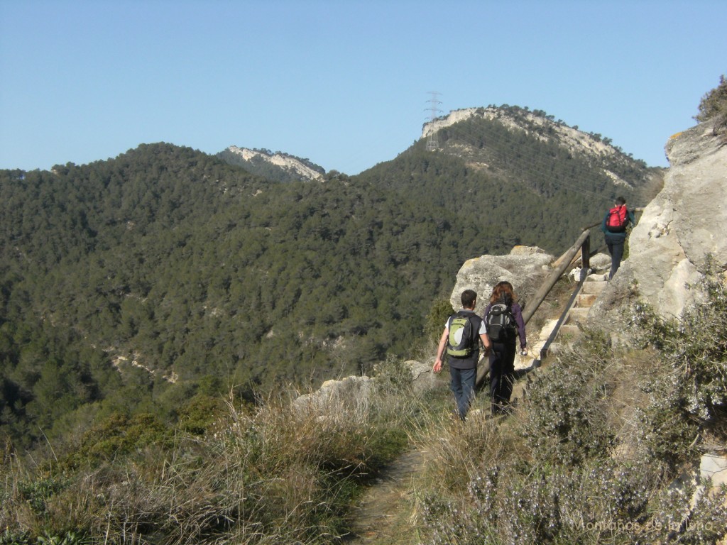 Subida a la parte alta del castillo, delante la Sierra de Miralles