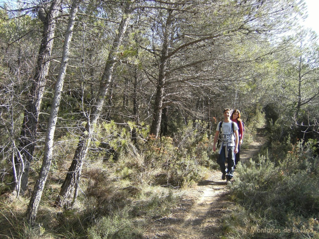 Fran e Irene siguiendo la senda del G.R.-7