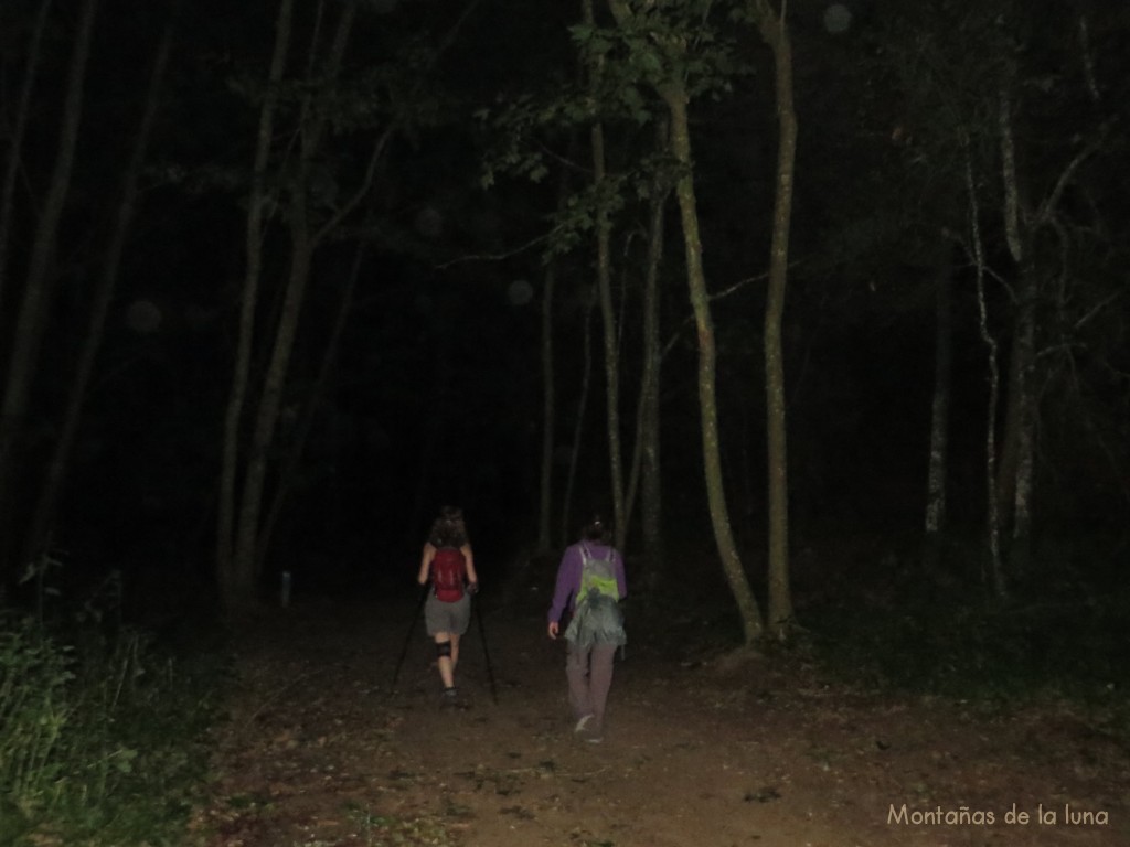 Anna y Raquel en el Plá del Forn llegando a Vallgorguina