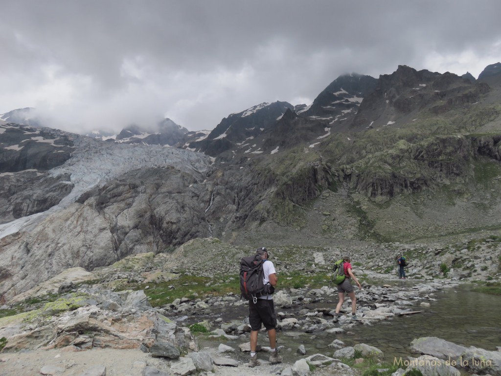 Subiendo al Refugio del Glaciar Blanc, a la izquierda dicho glaciar