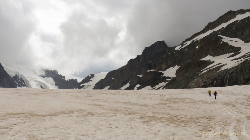 A la derecha casi invisible el Refugio des Écrins y al fondo el Barre des Écrins cubierto