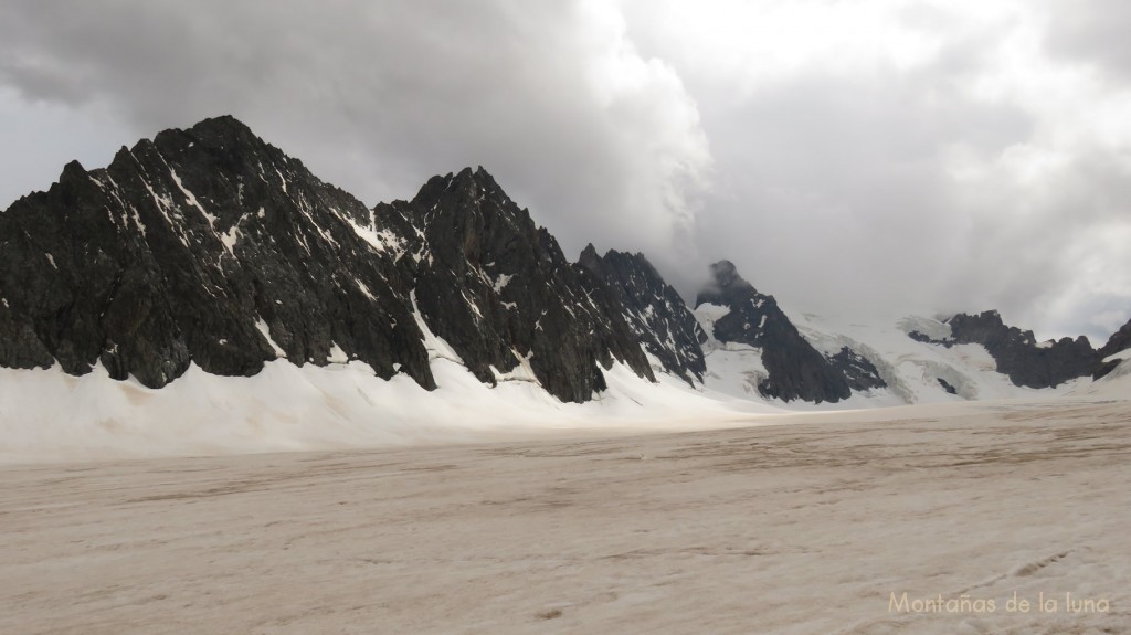 Glaciar Blanc y al fondo el Barre des Écrins cubierto