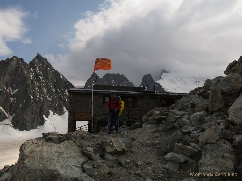 Luis en el Refugio des Écrins, al fondo el Barre des Écrins casi despejándose