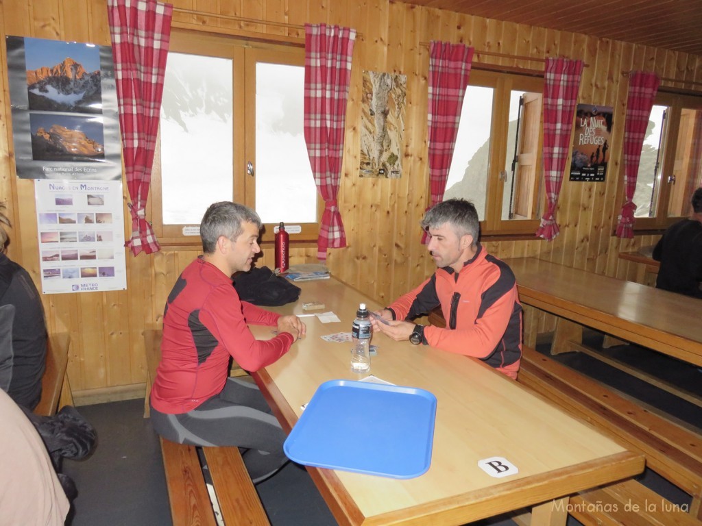 Luis y Mario en el comedor del Refugio des Écrins