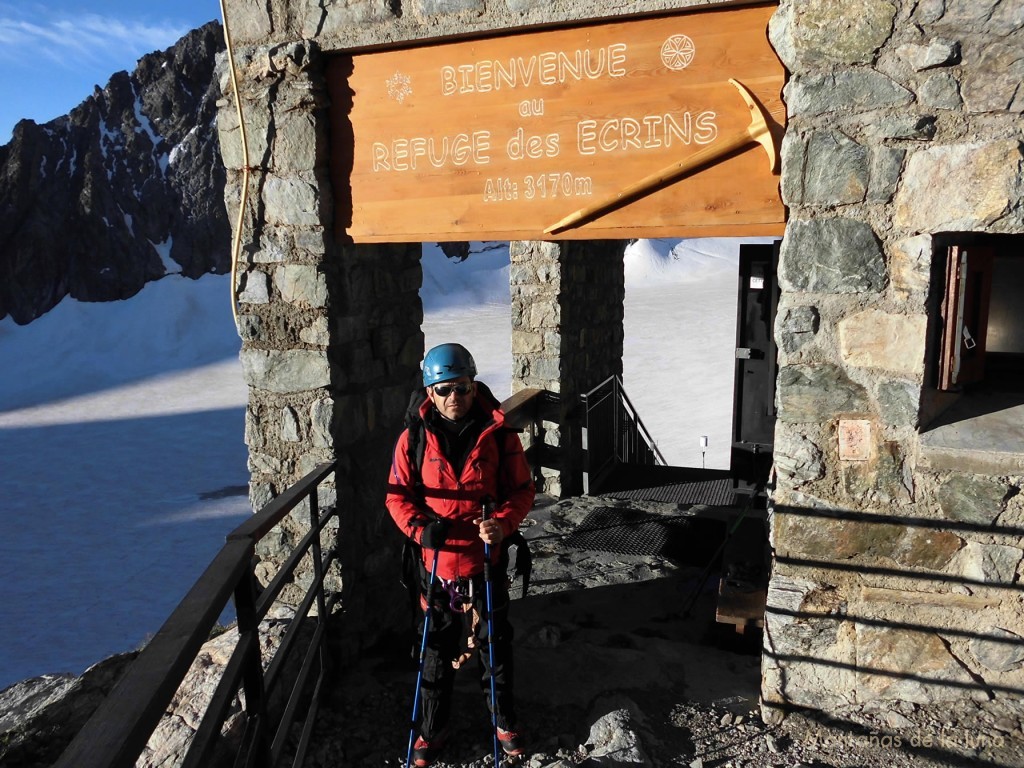 Luis saliendo del Refugio Des Écrins