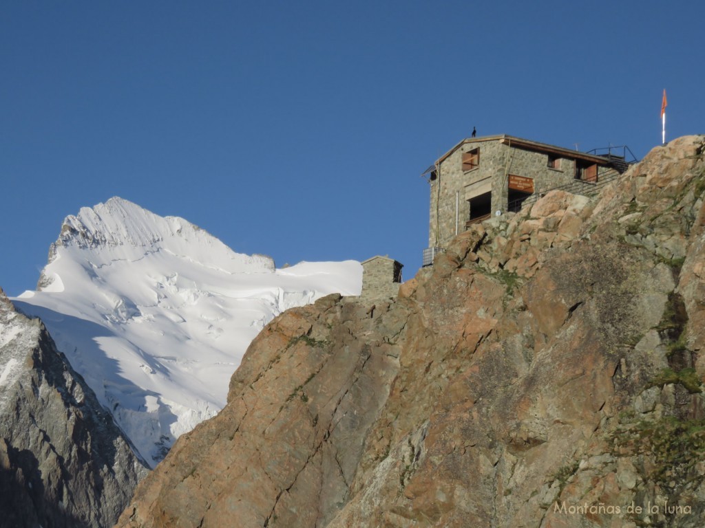 Refugio Des Écrins y Barre Des Écrins detrás