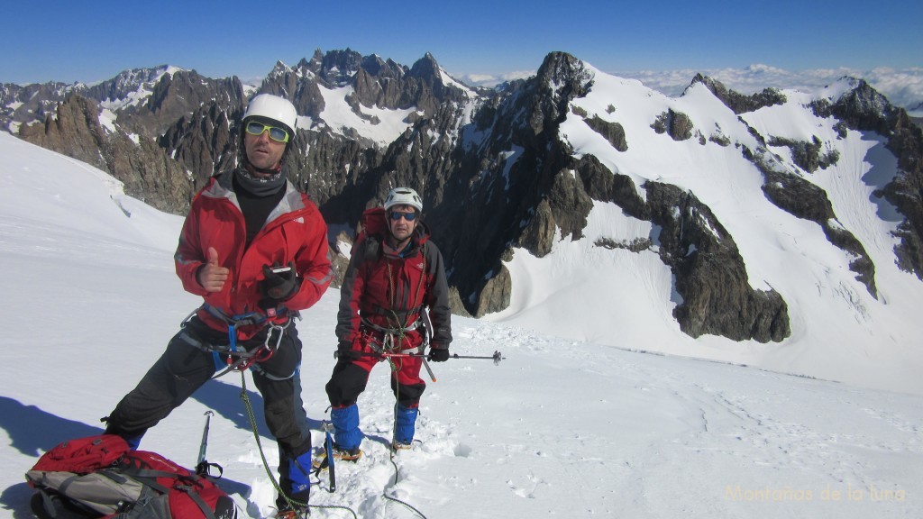 Mario y Joaquín en mitad de la subida a la Dôme de Niege. Al fondo justo entre los dos, La Meije