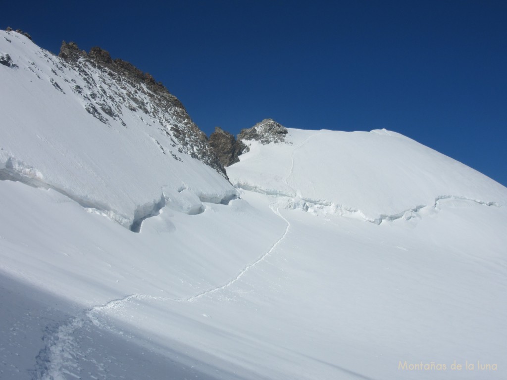 Camino a la Dôme de Niege con la cima a la derecha