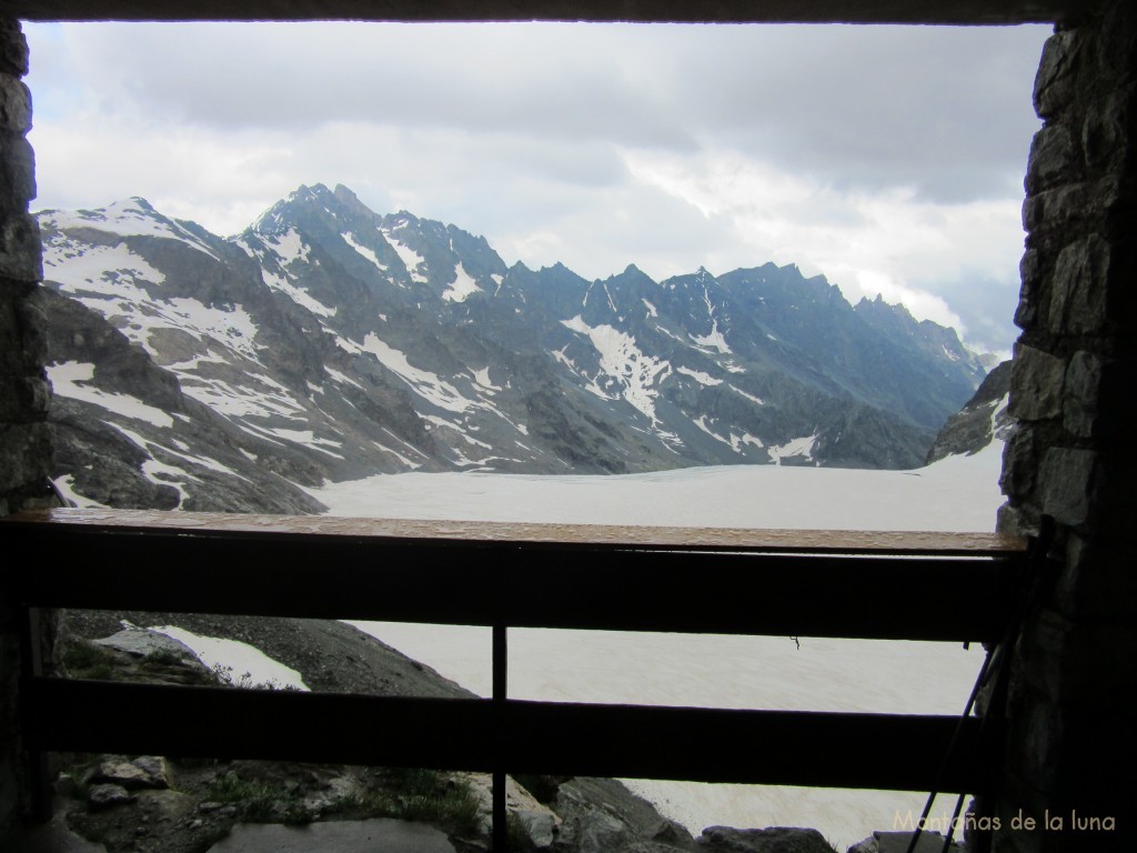 Vistas desde el refugio, el tiempo se va aclarando