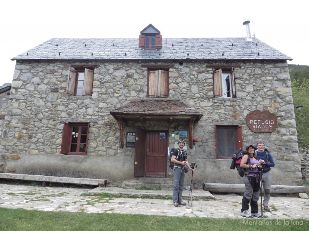 Lea, Susanna y Alberto en el Refugio de Viadós