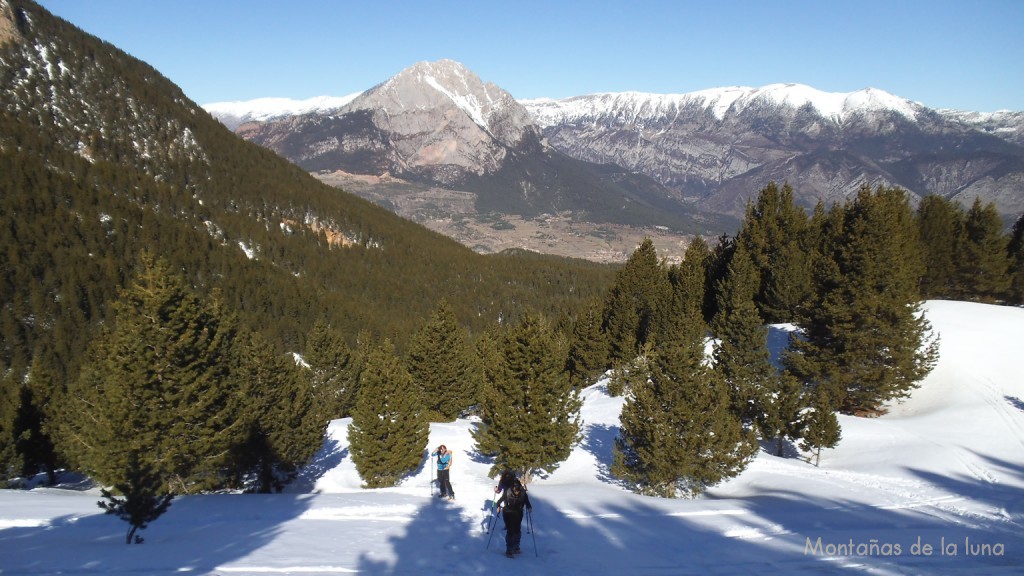 El Pedraforca y Sierra del Cadí en el centro