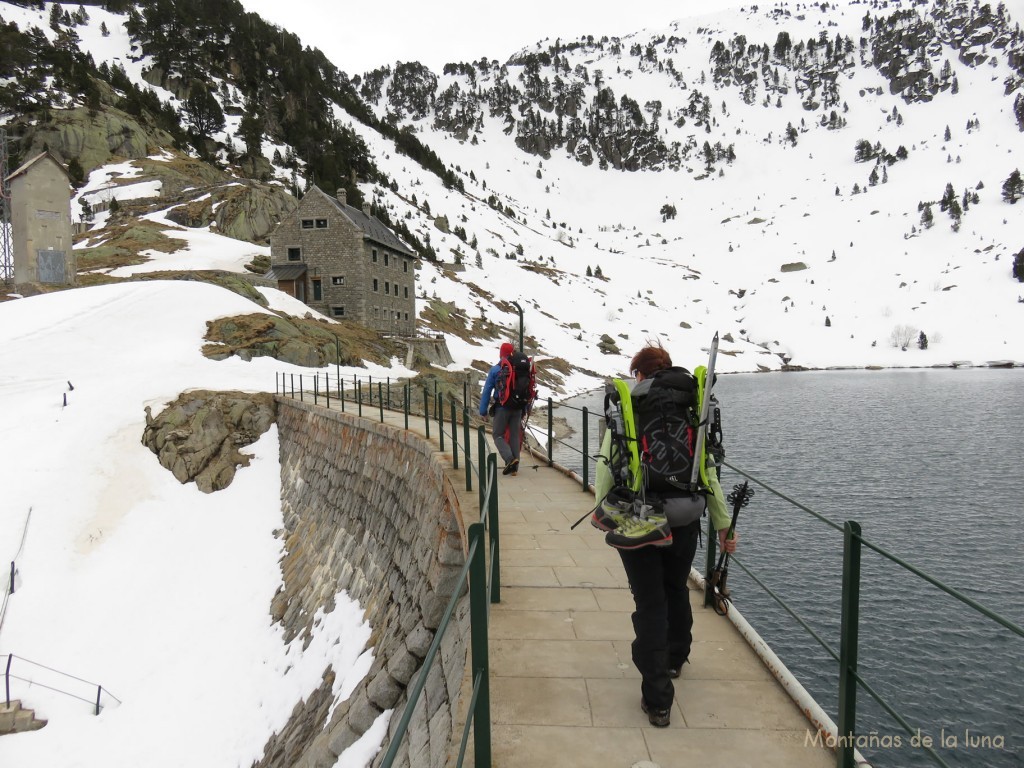 Olga y Lea llegando al Refugio de La Restanca