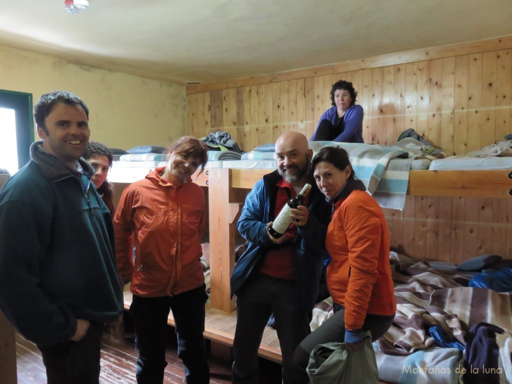 De izquierda a derecha: Pau, xita, Olga Lea y flora con Txell arriba en el Refugio de La Restanca