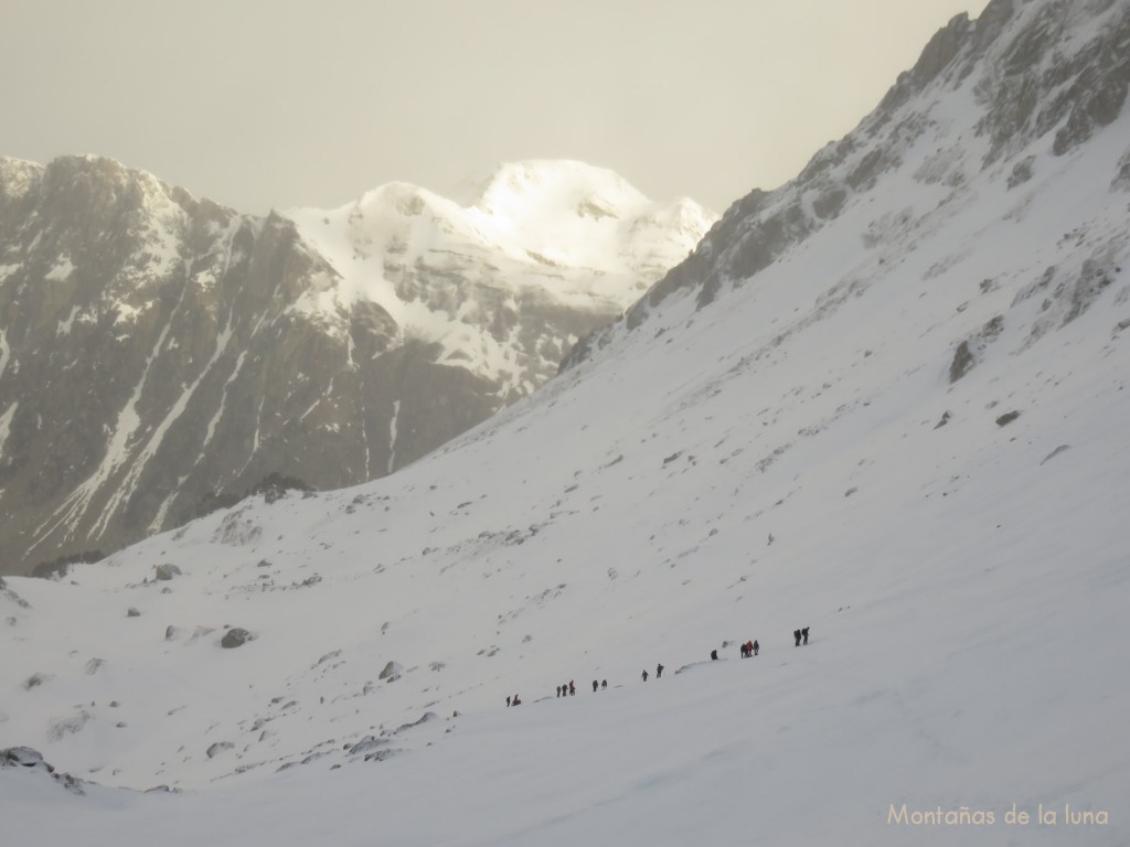 El grupo de niños subiendo al Port de Rius o Coll de Crestada