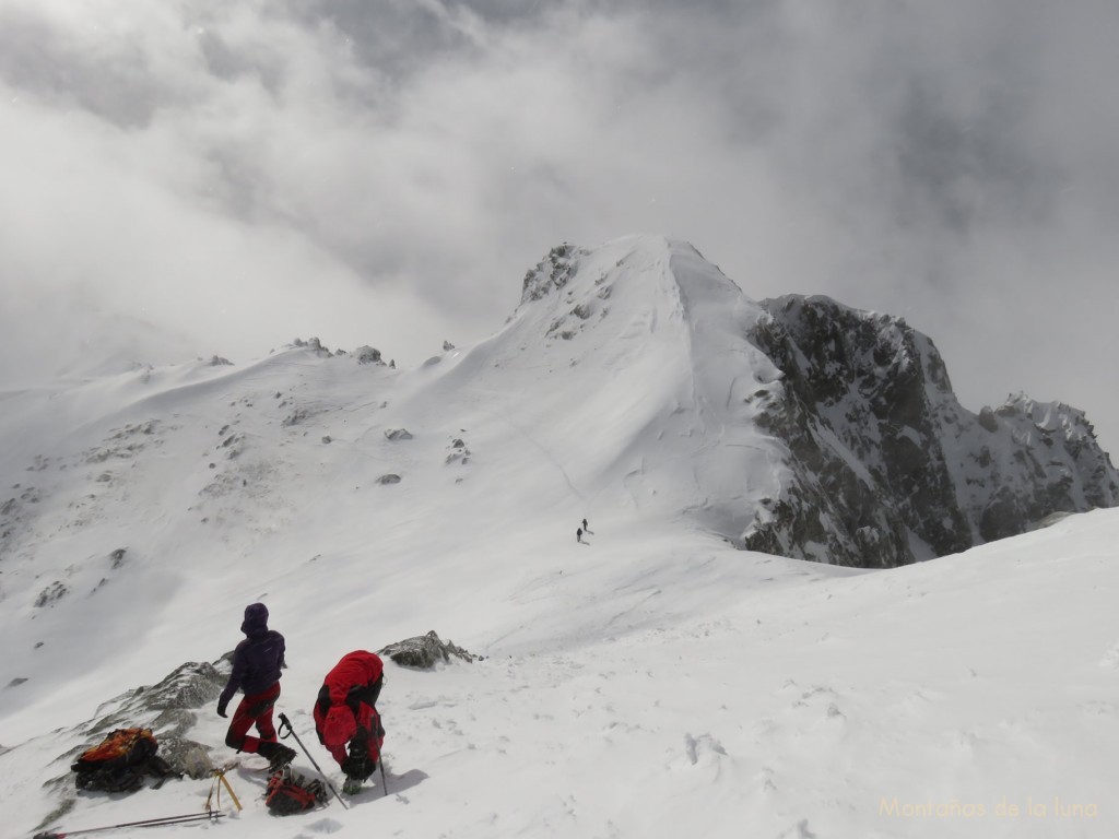 Subiendo al Montardo, abajo el Coll de Montardo y el Montardo Petit