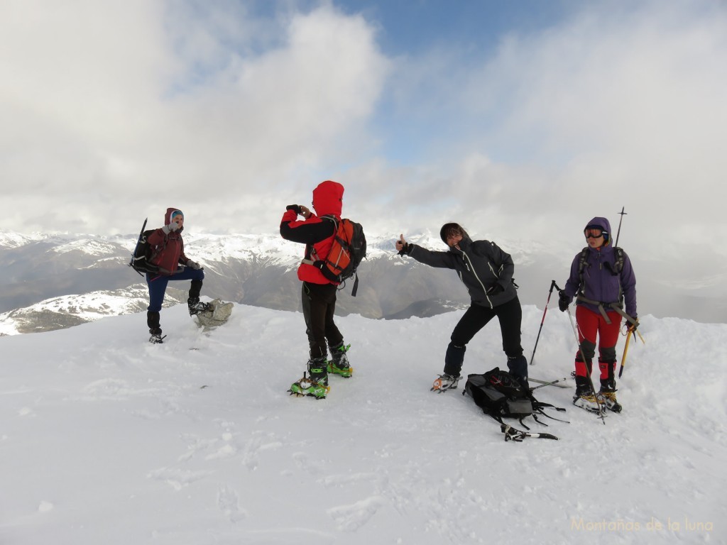 Cima del Montardo d'Aran, 2.833 mts. de izquierda a derecha: Xita, Pau, Olga y Txell