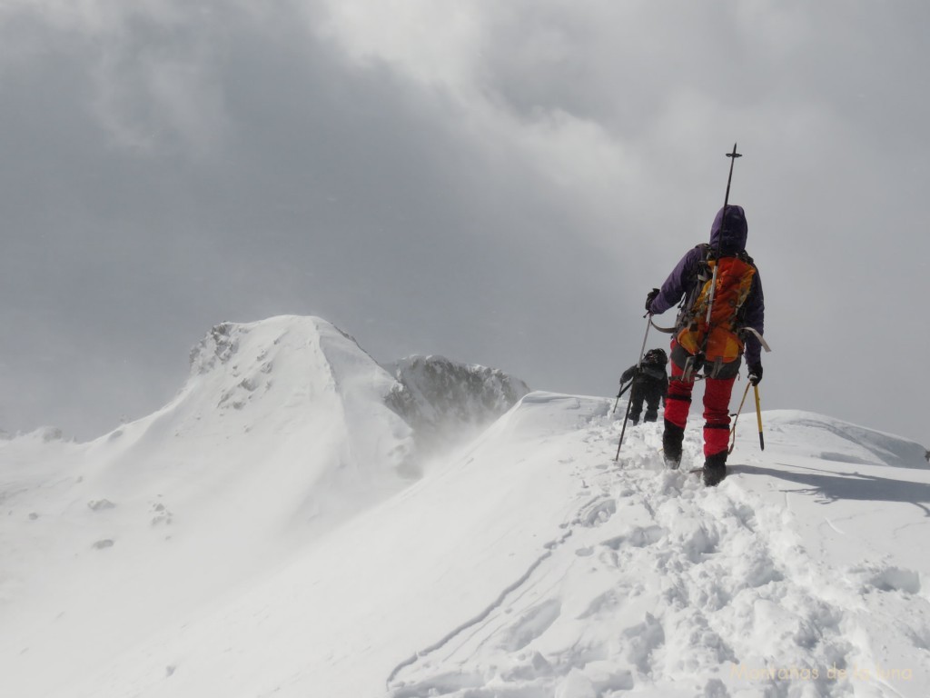 Bajando del Montardo d'Arán, delante el Montardo Petit