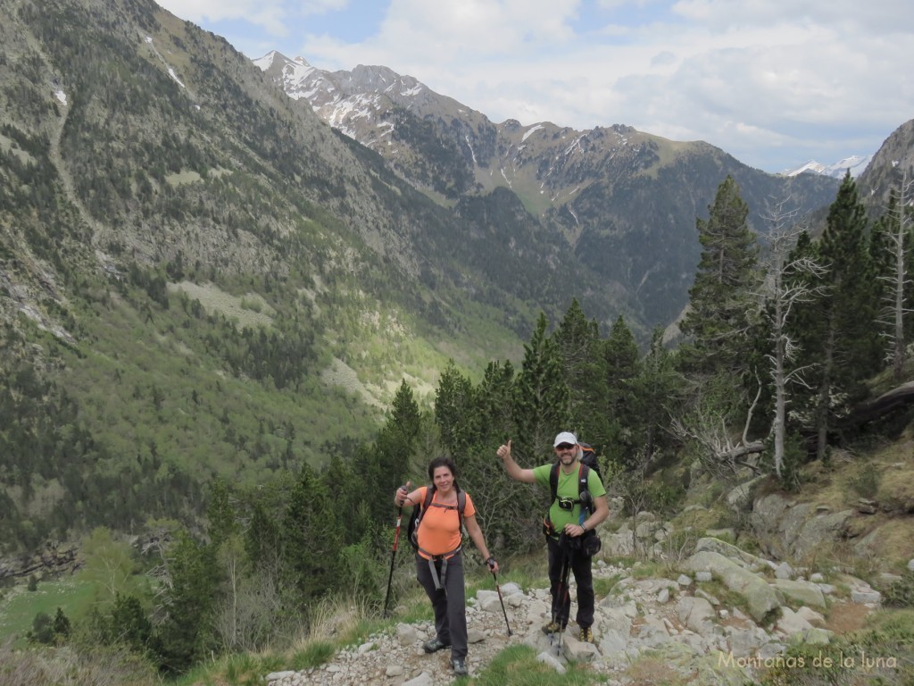 Xita y Lea subiendo al Refugio Ángel Orús