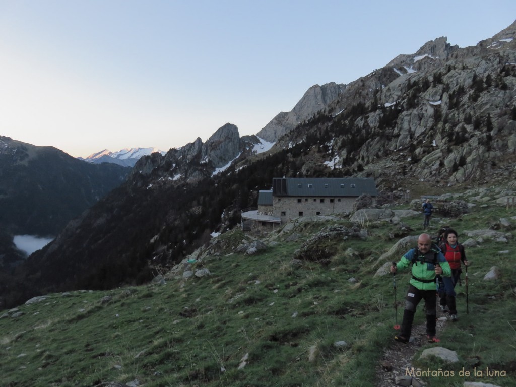 Saliendo del Refugio Ángel Orús, delante Josep y Xita