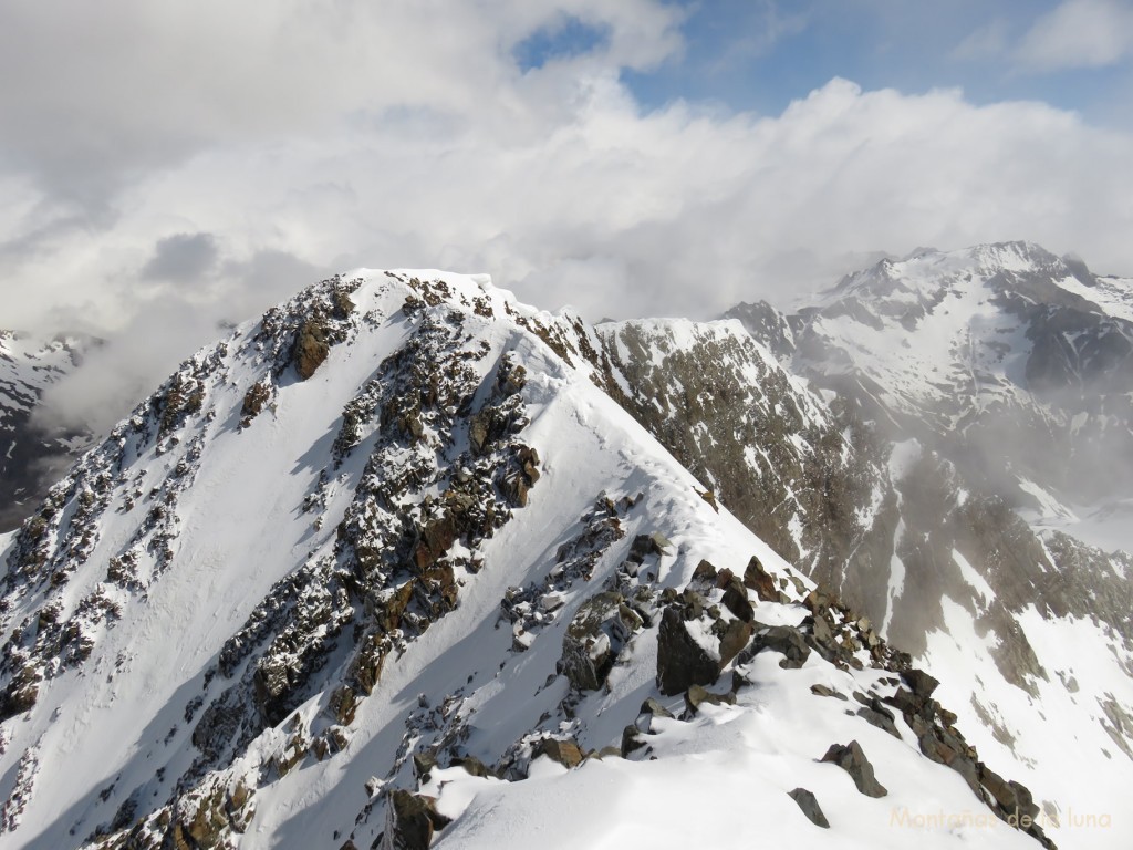 Cresta norte del Posets, al fondo el Gourgs Blancs