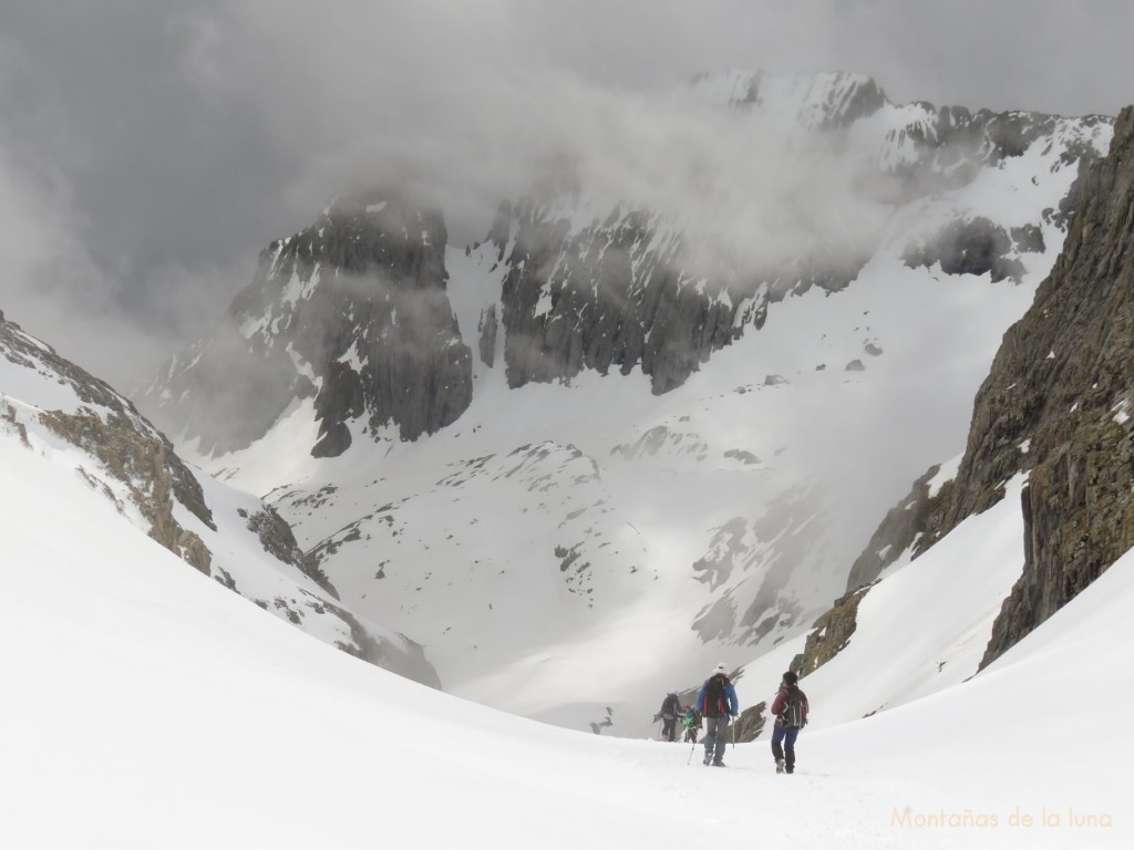 Bajando por la Canal Fonda, enfrente las Crestas del Forcau entre nubes