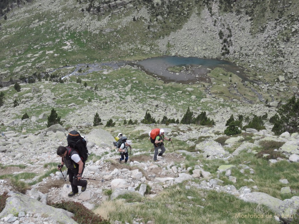 Delante Francesc dejando abajo el Ibonet de Coronas en la Pleta de Coronas