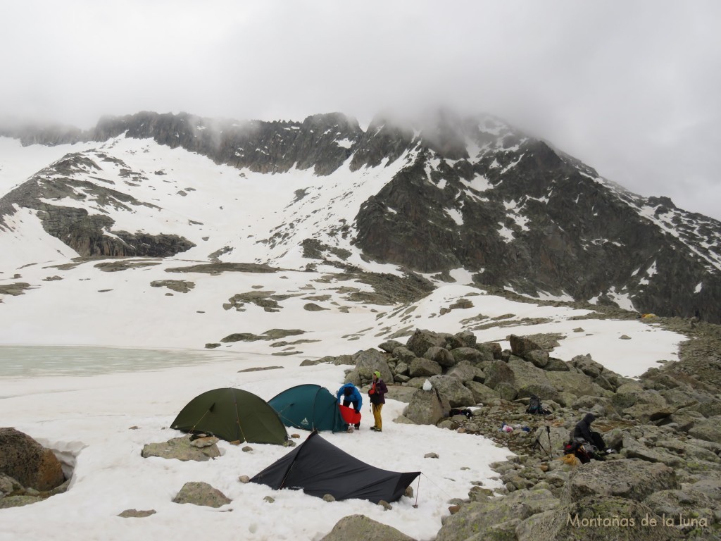 Campamento a orillas del Ibón del Medio, la Cresta de Llosars detrás