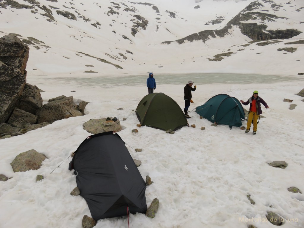 Campamento a orillas del Ibón del Medio