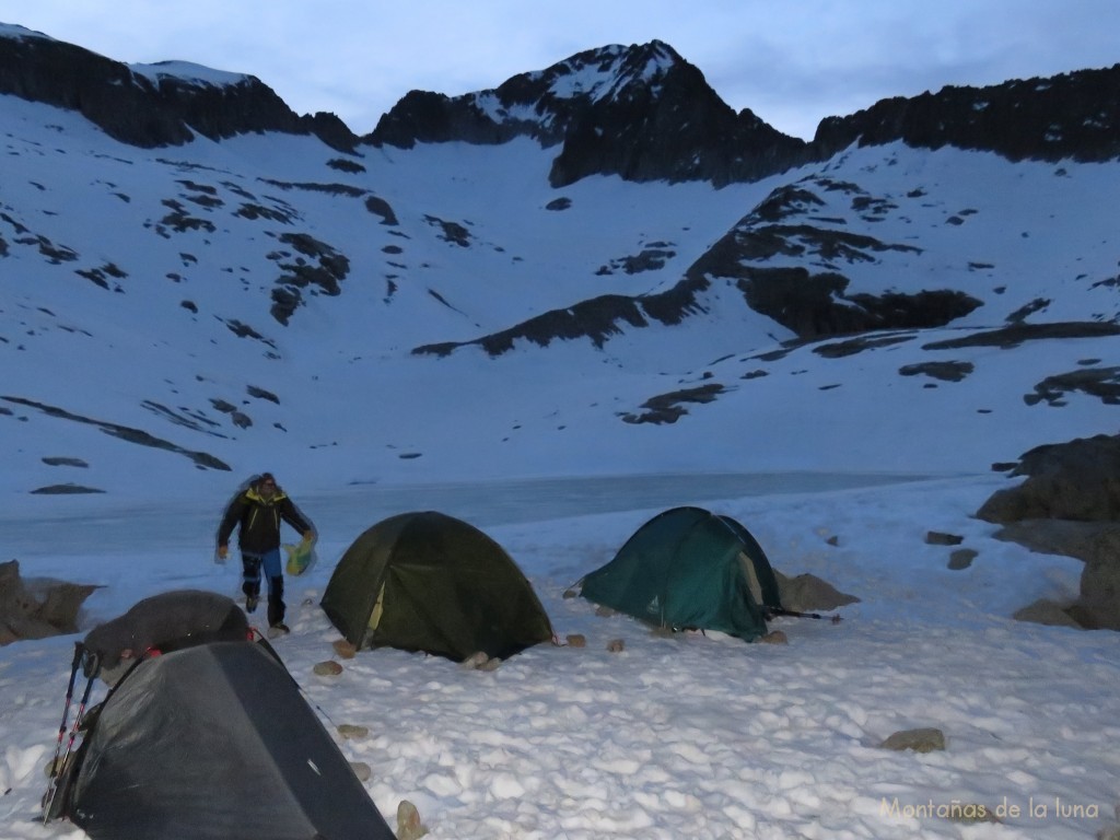 Amanece en el campamento con el Aneto detrás en el centro