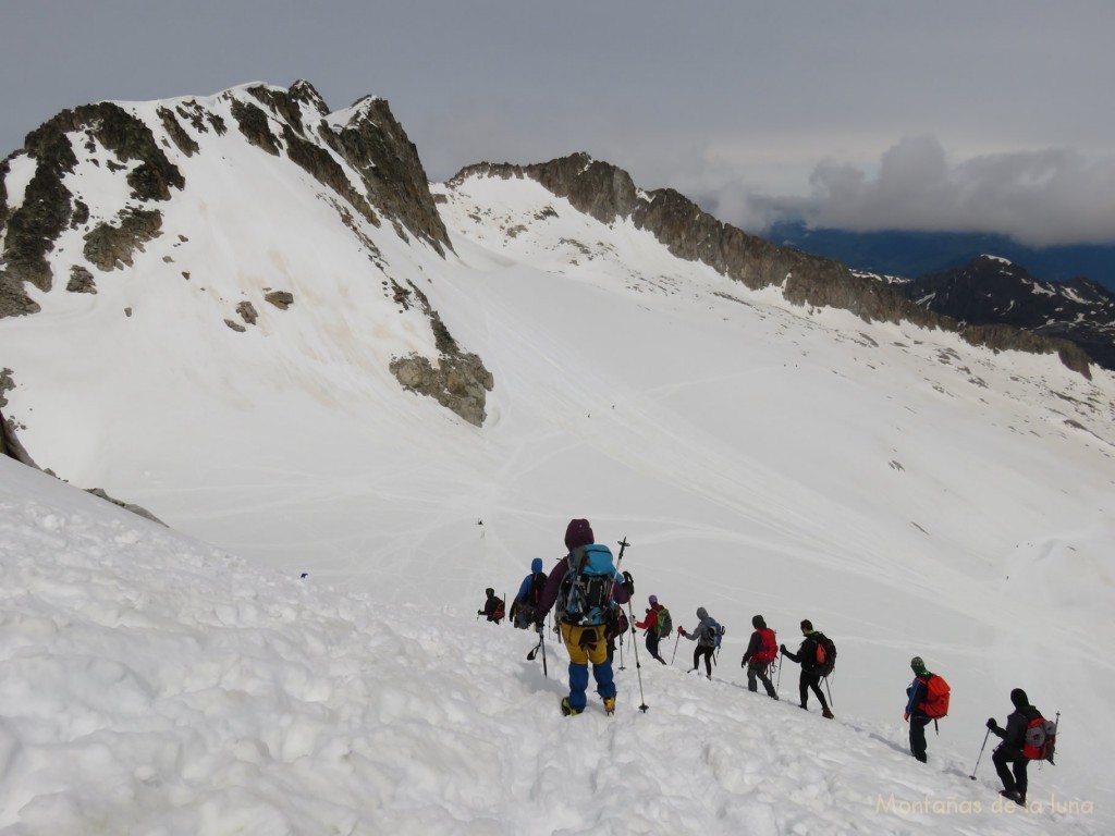 Bajando al Collado Coronas, arriba izqueirda el Pico Coronas y del Medio, al fondo La Maladeta