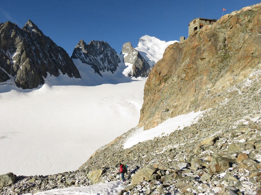 Arriba queda el Refugio Des Écrins y al fondo el Barre Des Écrins, mientras bajamos al Glaciar Blanc