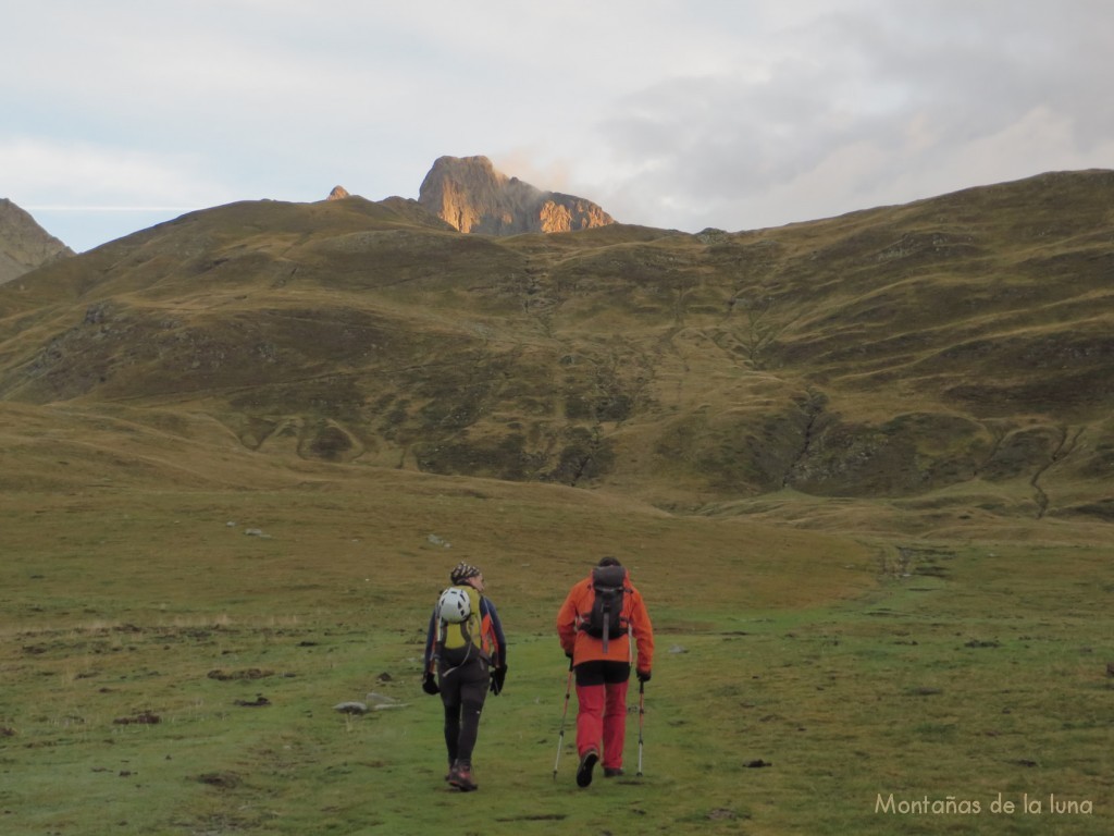 Carles y Francesc camino del Col de Soum de Pombie, arriba se asoma el Pic du Midi d'Ossau