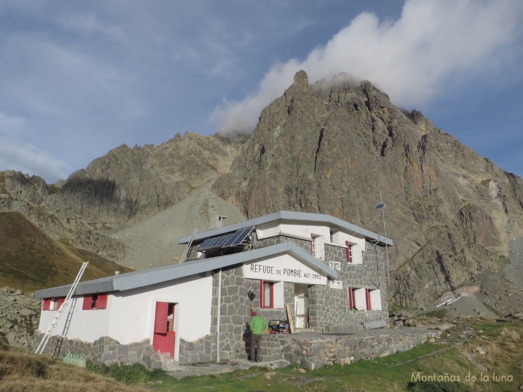 Refugio de Pombie y detrás las paredes del Pic du Midi d'Ossau