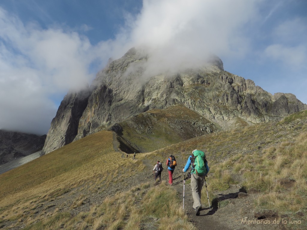 Camino del Pic du Midi d'Ossau desde el Col de Suzón