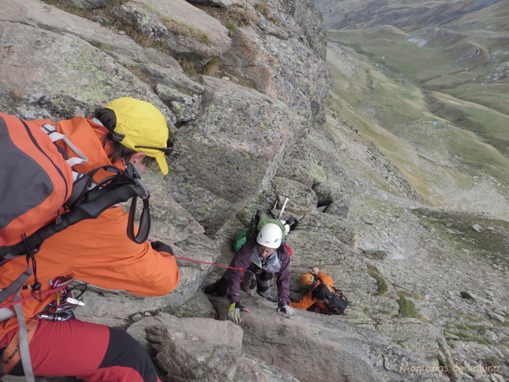 Escalando por el primer diedro (1º paso), Francesc asegurando a Flora