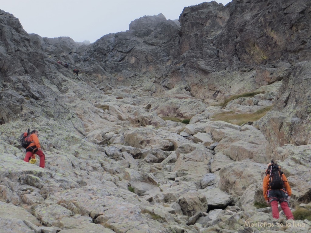 Francesc y Pep al pié del cuarto paso de escalada. Arriba el grupo adelantado con su guía