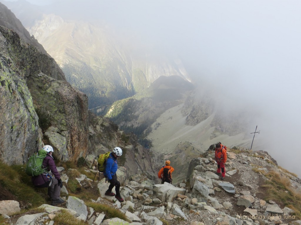 Llegando a la cruz metálica, inicio del cuarto paso de escalada