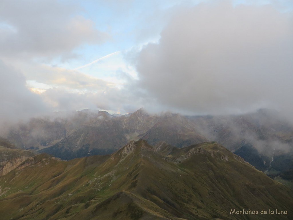 Comienza a atardecer en el Pirineo francés