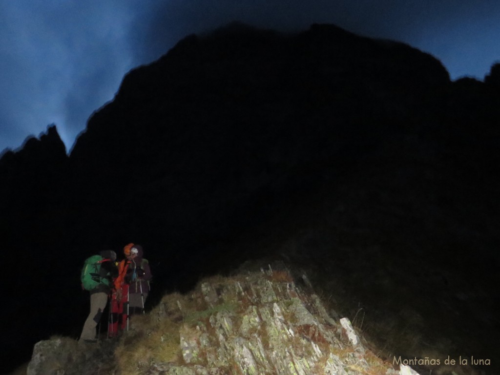 Bajando al Col de Suzón con la sombra del Pic du Midi d'Ossau detrás