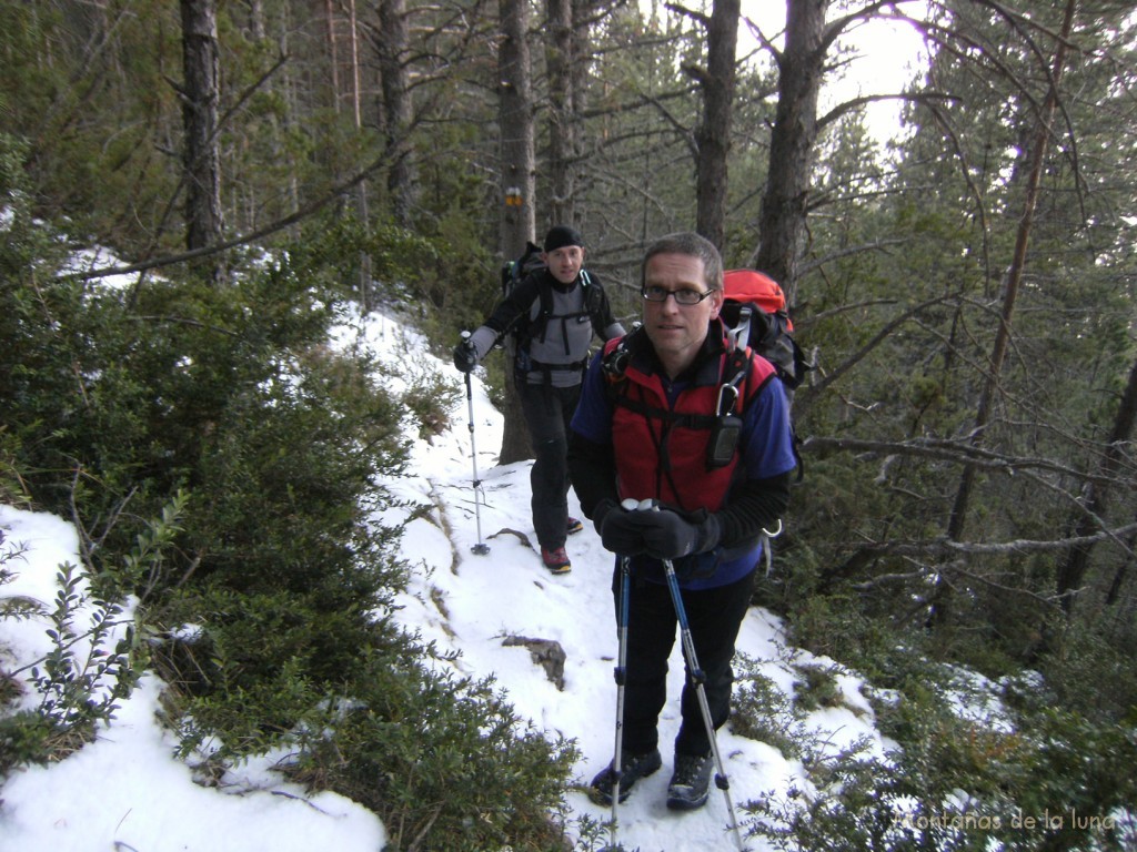 Delante Pep y Toni subiendo por el bosque