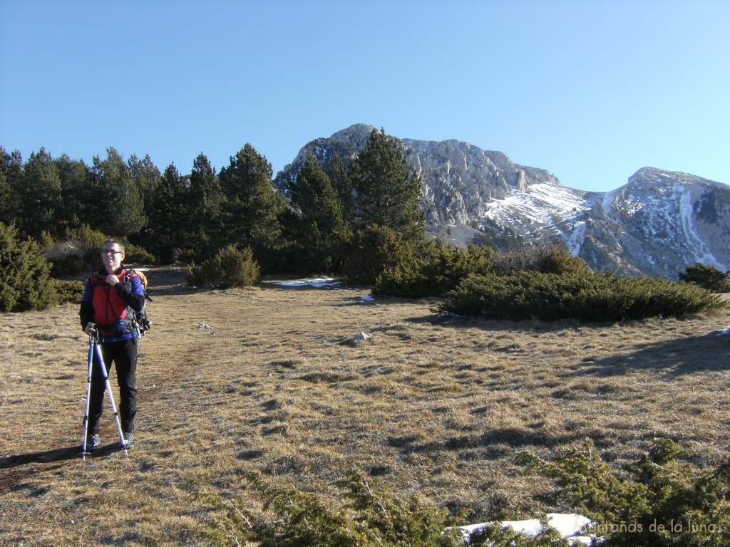 Delante Pep y detrás la Enforcadura del Pedraforca