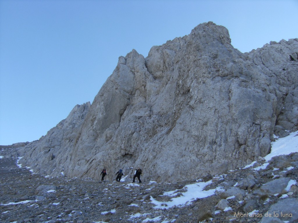 Bajo las paredes del Cim Nord