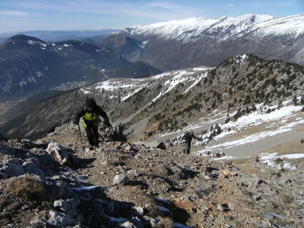 En la Collada del Verdet, detrás la Sierra del Cadí