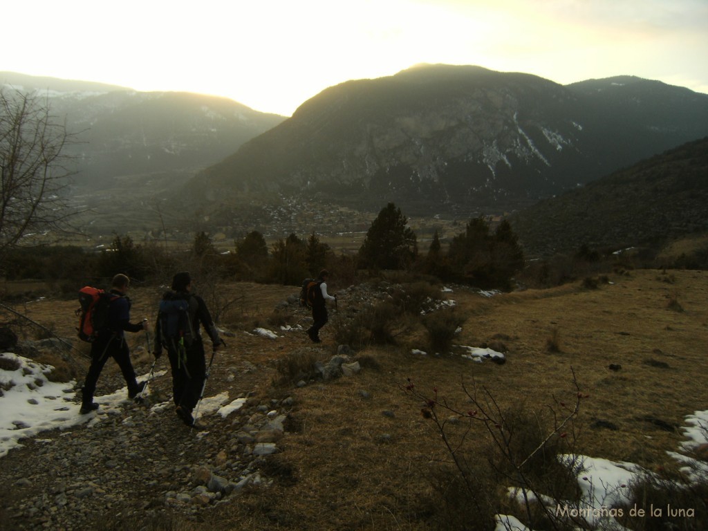 Camino de Gósol, delante Els Cloterons