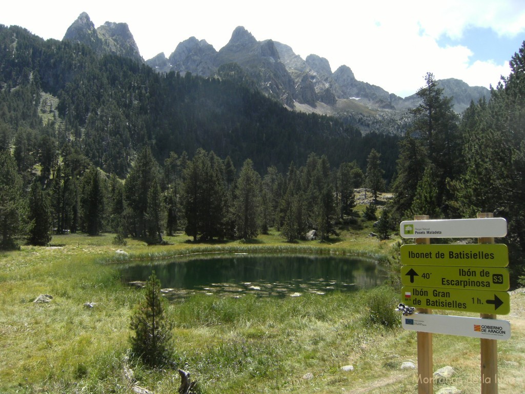 Ibonet de Batisielles con las Agujas y Tucas d'Ixeia arriba