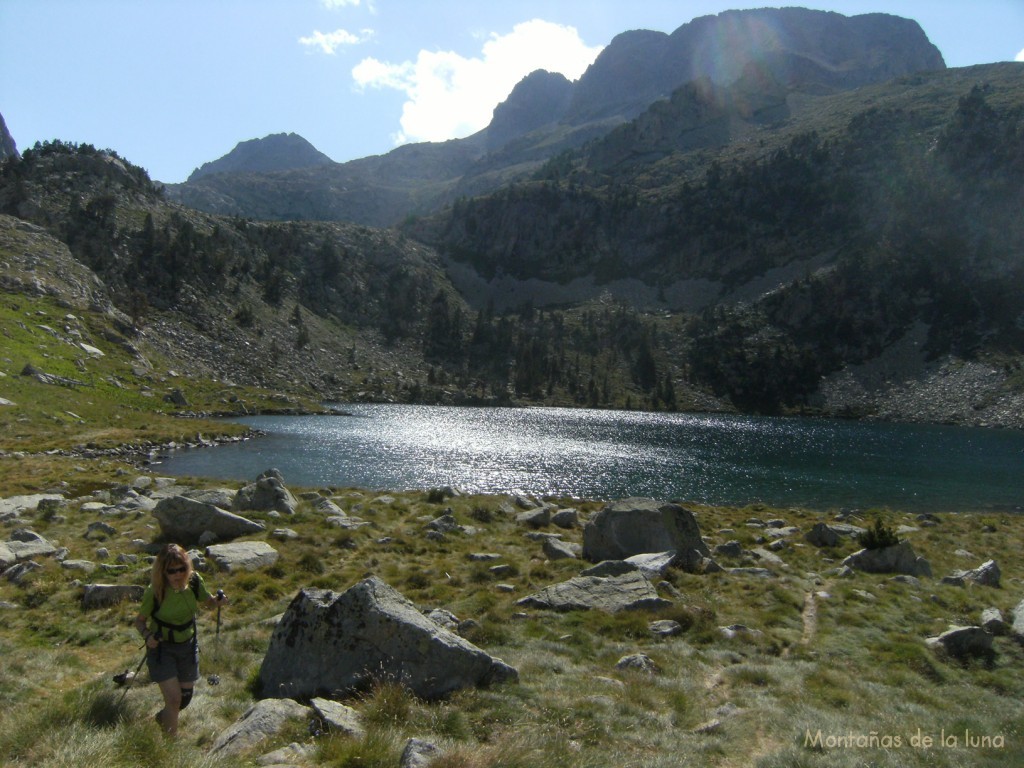 Anna con el Ibón Grande de Batisielles y los escarpes del Batisielles Sur